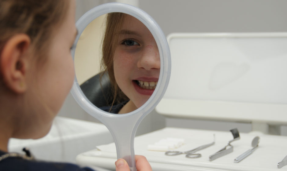 einem Kind Zahnprophylaxe zeigen und erklären